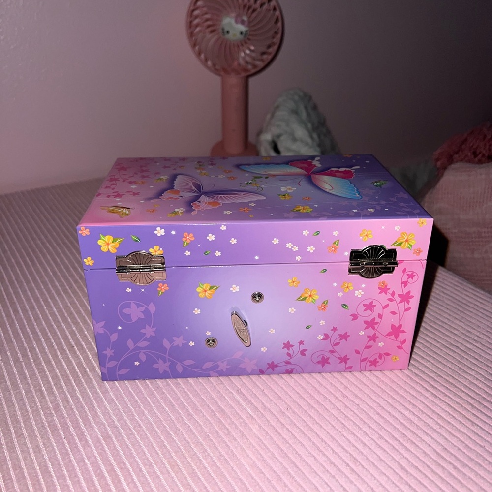 Jewelry Box (Butterfly 🦋) - Picture 4 of 5